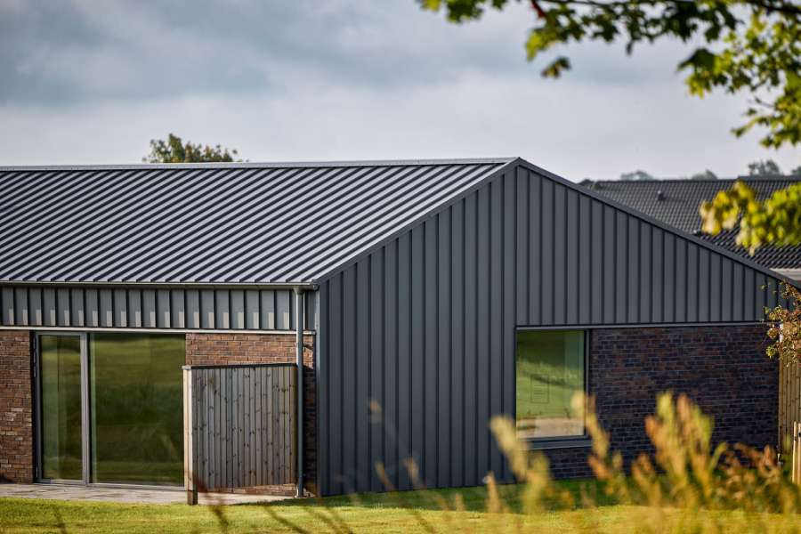 Fortid og fremtid mødes i stålbeklædte rækkehuse med historie i baghaven, Jernaldervej 8, 8600 Silkeborg